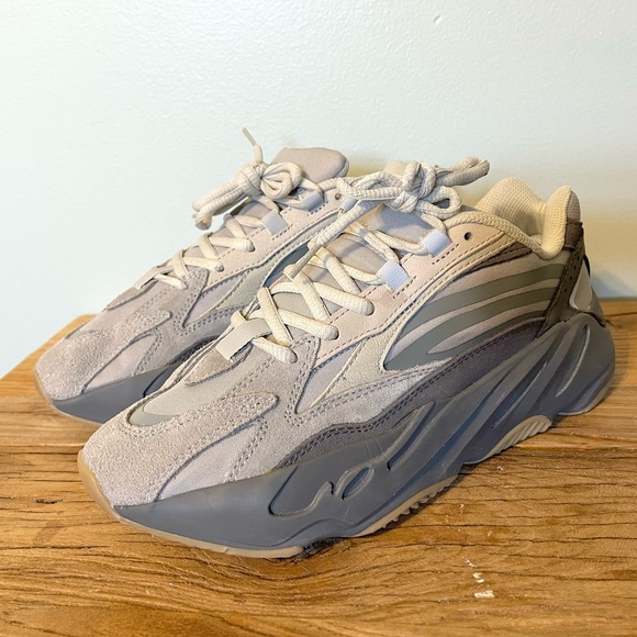 Yeezy 700 - Picture 3 of 12